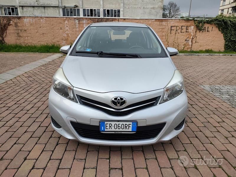 Usata Toyota Yaris 89 CV (65 kW) 2013 Grigio Utilitaria