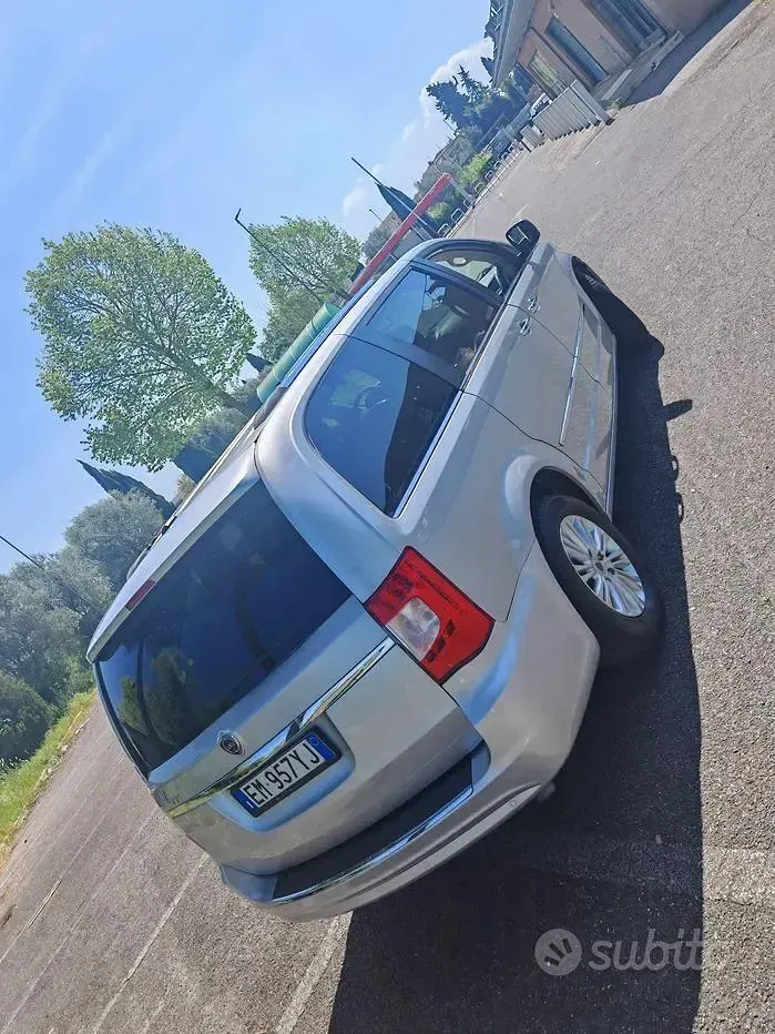 Usata Lancia Voyager Platinum 163 CV (119 kW) 2012 Grigio Monovolume