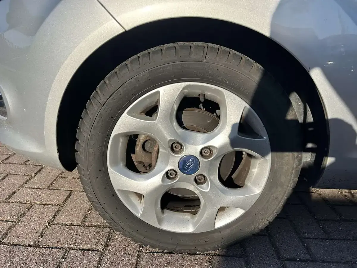 Usata Ford Fiesta Titanium 92 CV (67 kW) 2012 Argento Berlina