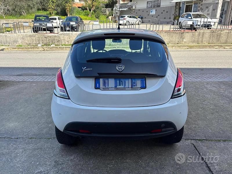 Usata Lancia Ypsilon 80 CV (58 kW) 2015 Bianco Utilitaria