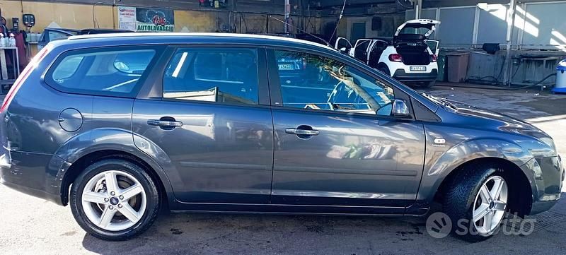 Grigio Usata 2006 Ford Focus Station wagon | 1300 € (Ottimo prezzo) - Immagine 1/4