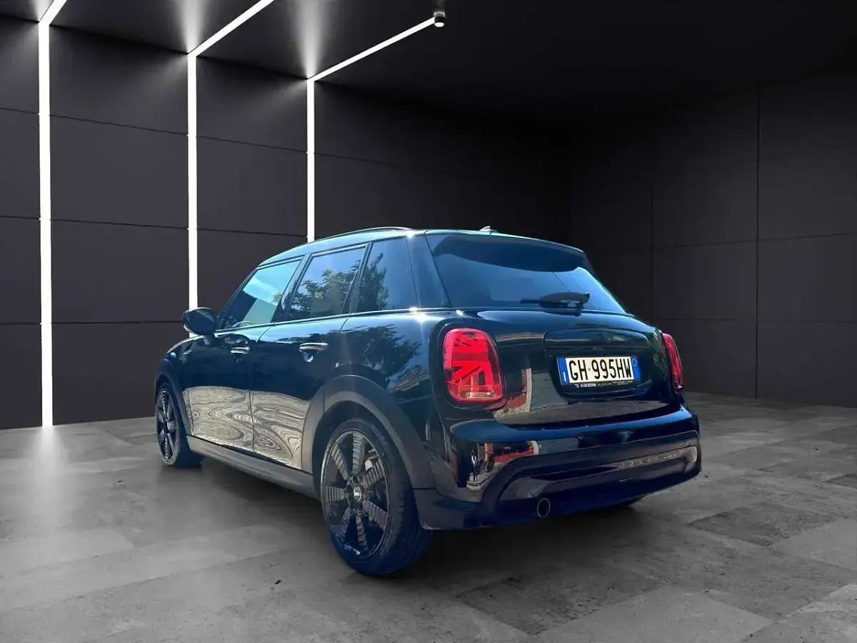 Usata Mini ONE Classic 75 CV (55 kW) 2021 Midnight black Utilitaria