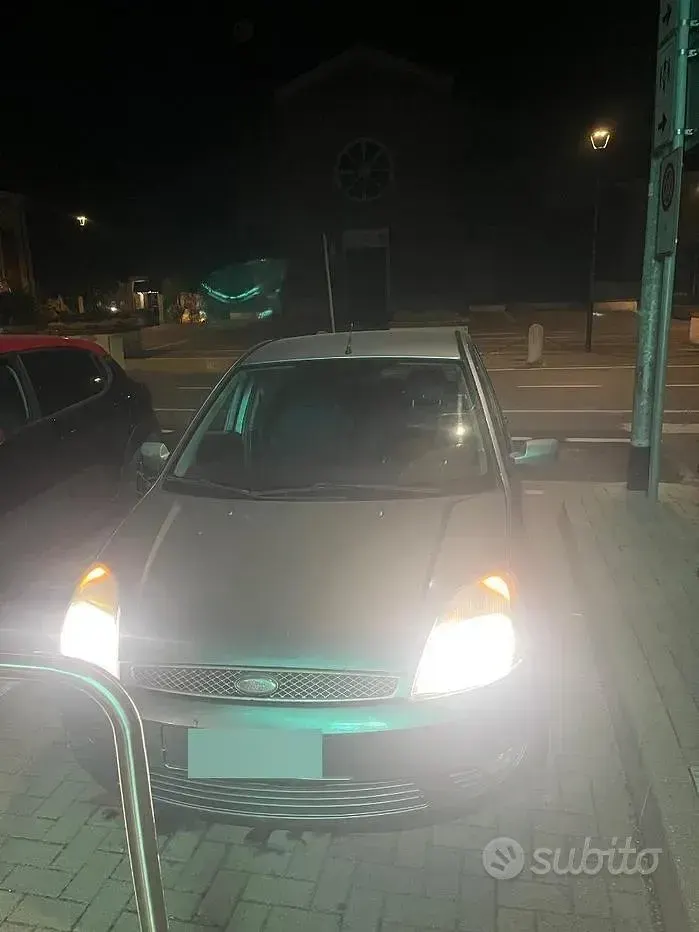 Usata Ford Fiesta 68 CV (50 kW) 2004 Bluazzurro Utilitaria