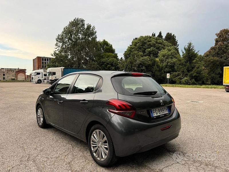 Usata Peugeot 208 82 CV (60 kW) 2017 Grigio Utilitaria