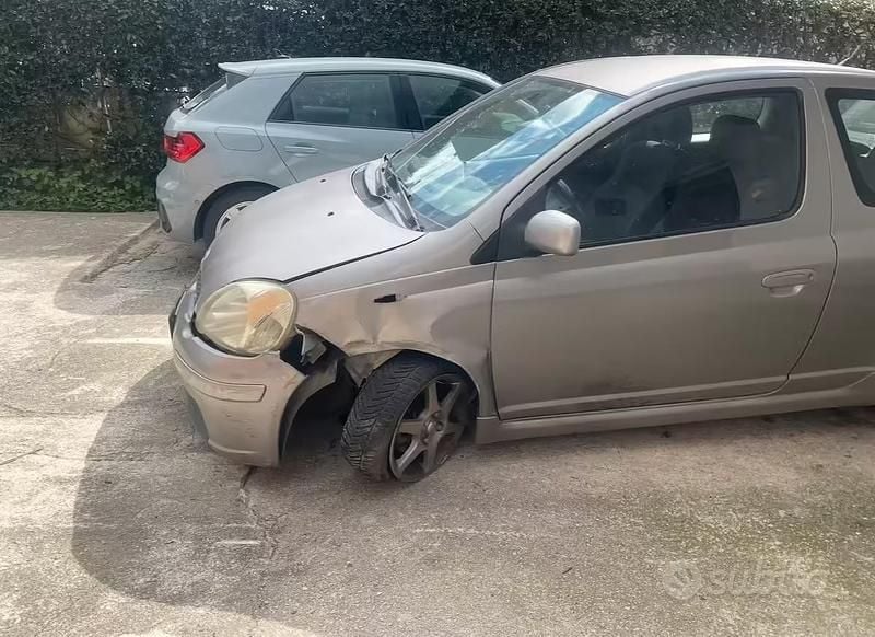 Usata Toyota Yaris 105 CV (77 kW) 2004 Grigio Utilitaria