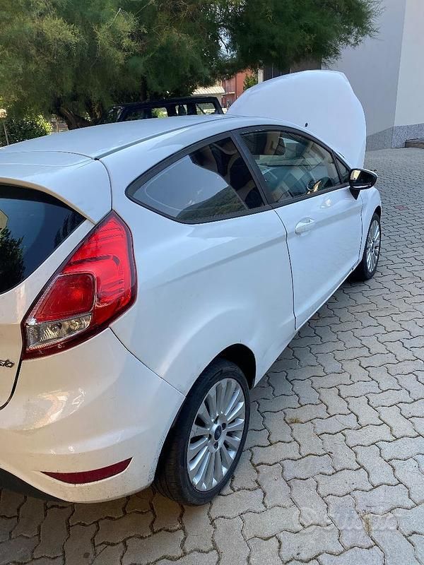 Usata Ford Fiesta 70 CV (51 kW) 2010 Bianco Utilitaria