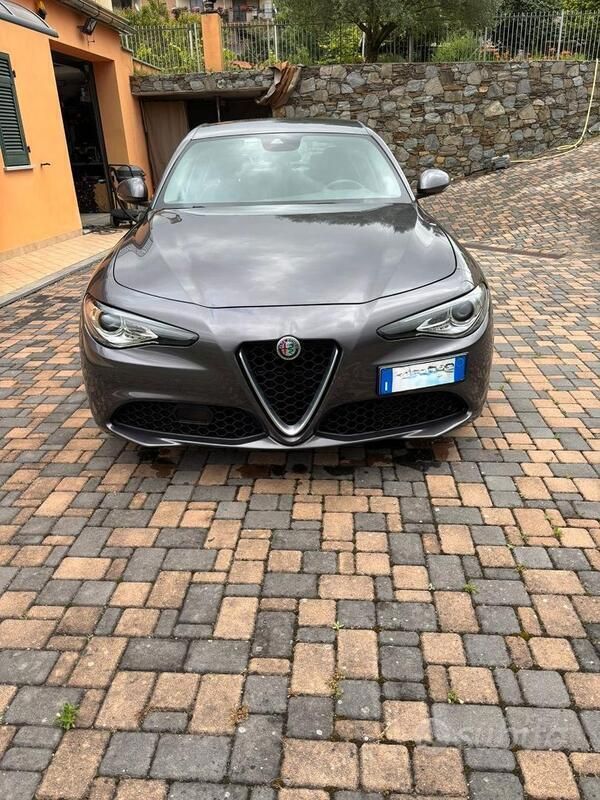 Usata Alfa Romeo Giulia 160 CV (117 kW) 2019 Grigio Berlina