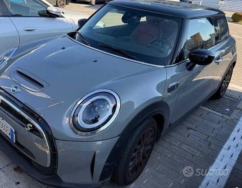 Usata Mini Cooper SE Essential 75 kW (102 CV) 2023 Nero Utilitaria
