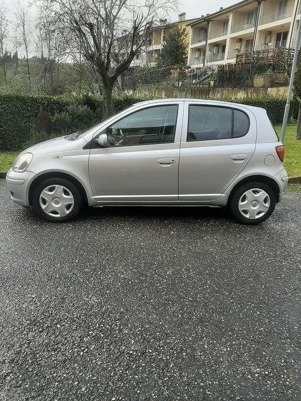 Usata Toyota Yaris 65 CV (47 kW) 2005 Argento Utilitaria