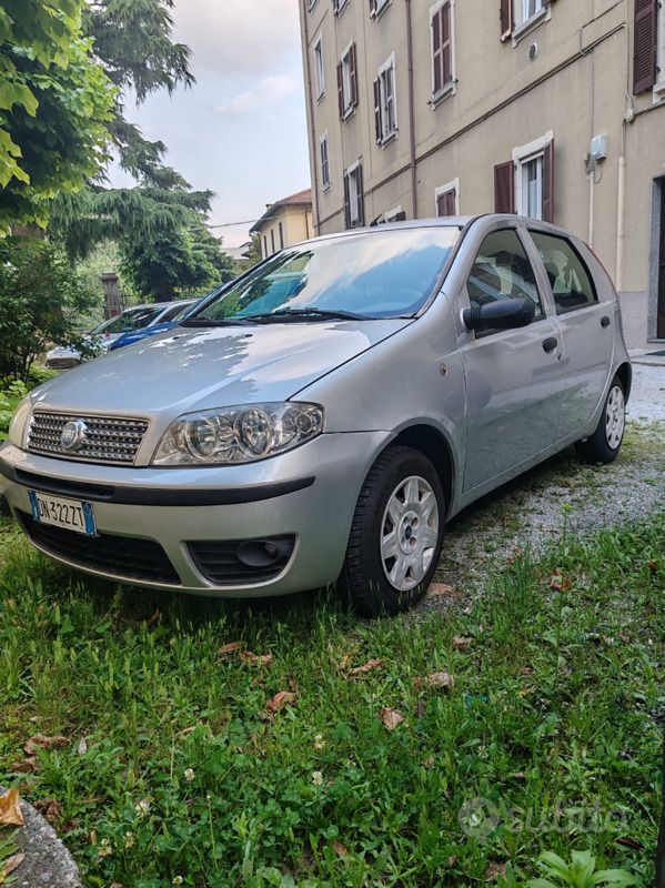 Grigio Usata 2008 Fiat Punto Due volumi | 2300 € (Buon prezzo) - Immagine 1/4