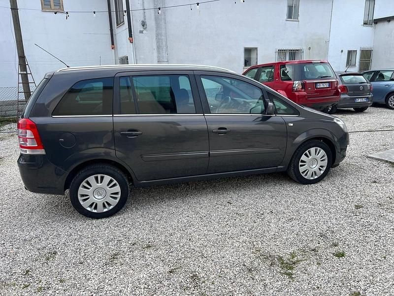 Usata Opel Zafira 150 CV (110 kW) 2012 Nero Monovolume