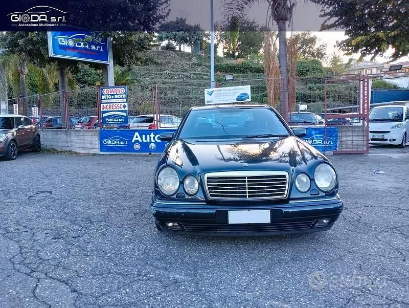 Usata Mercedes E250 Avantgarde 149 CV (109 kW) 1998 Blu Berlina