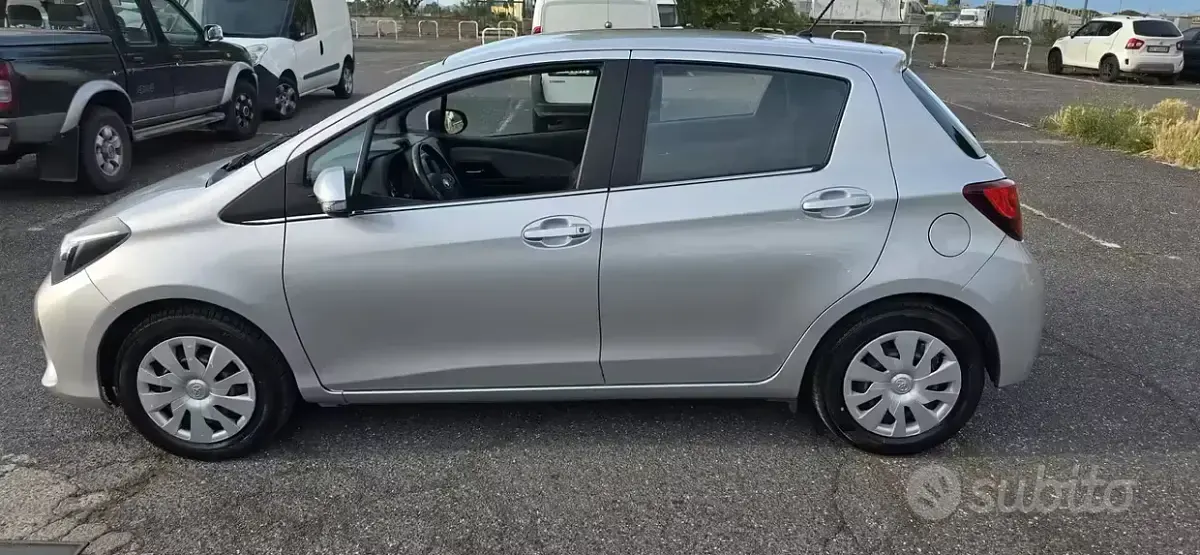 Usata Toyota Yaris Sol 69 CV (50 kW) 2015 Grigio Utilitaria