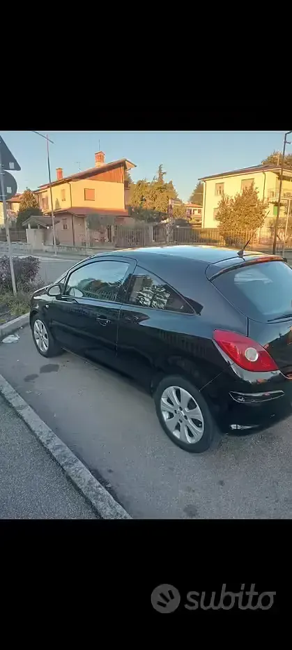 Usata Opel Corsa 45 CV (33 kW) 2010 Nero Utilitaria