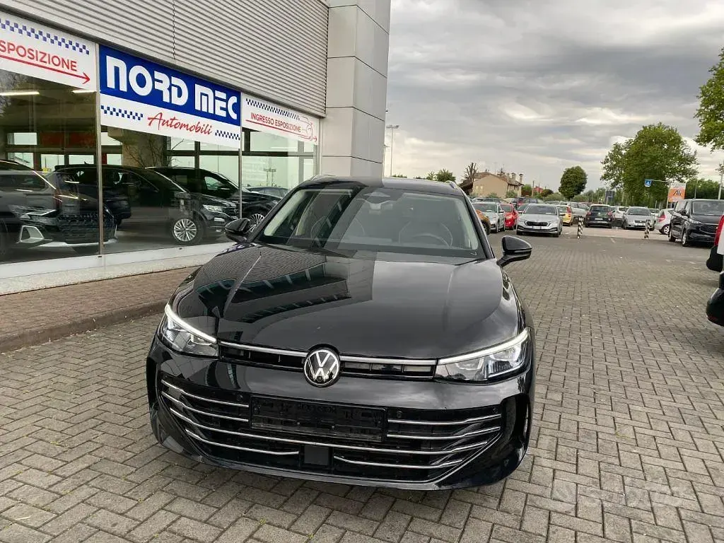Usata VW Passat 150 CV (110 kW) 2025 Nero Station wagon