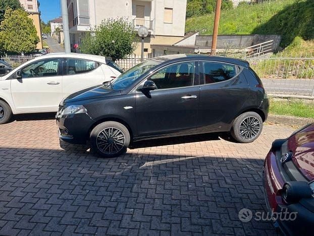 Usata Lancia Ypsilon Gold 69 CV (50 kW) 2024 Bianco Utilitaria