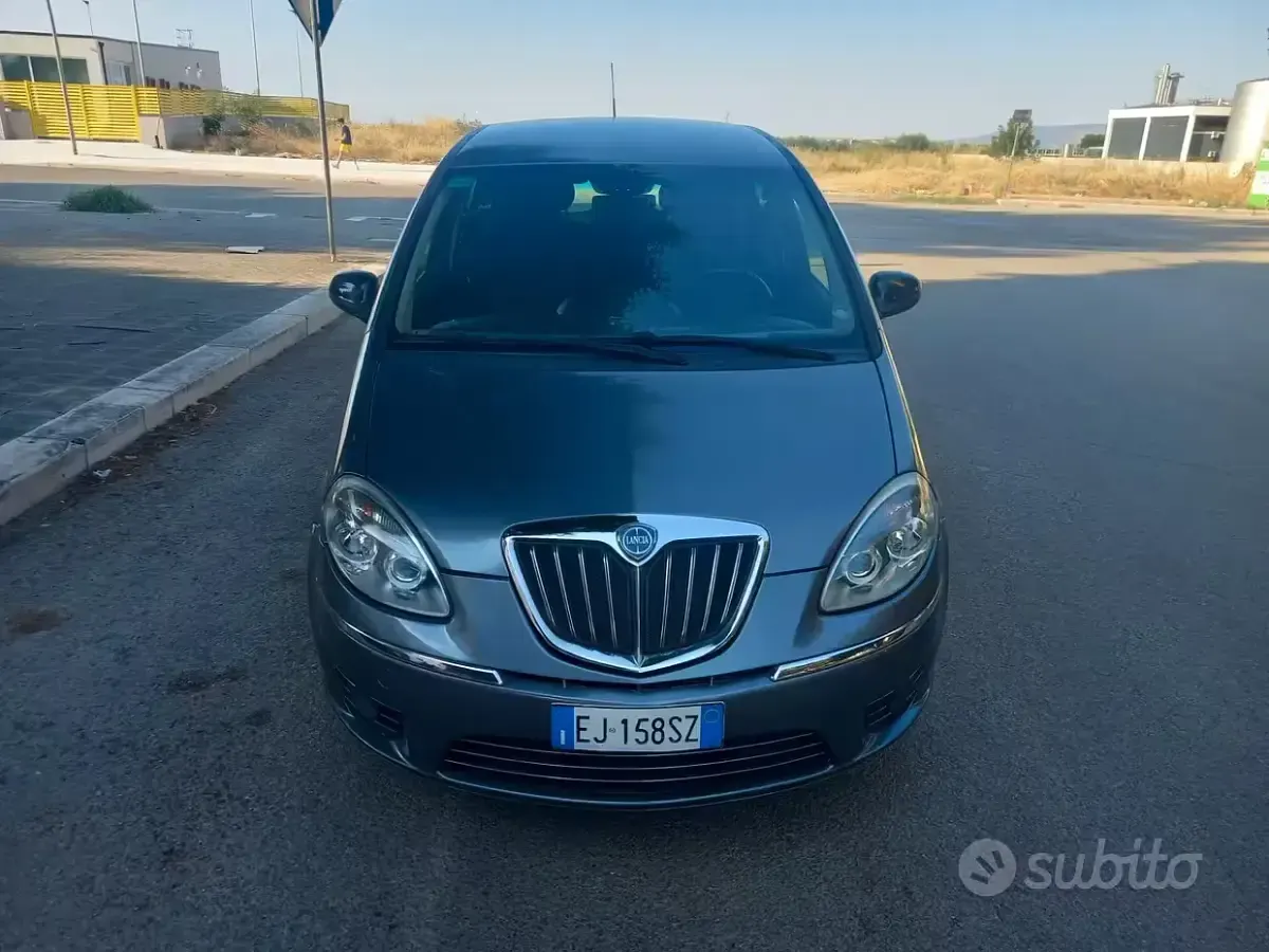 Usata Lancia Musa 120 CV (88 kW) 2011 Grigio Monovolume
