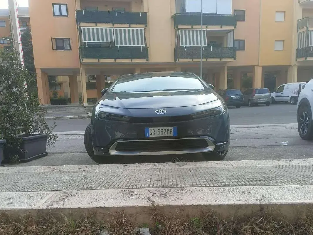 Usata Toyota Prius Lounge 223 CV (164 kW) 2023 Grigio Utilitaria