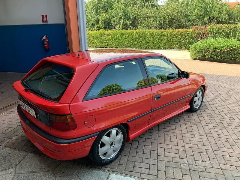 Usata Opel Astra Sport 101 CV (74 kW) 1997 Rosso Berlina