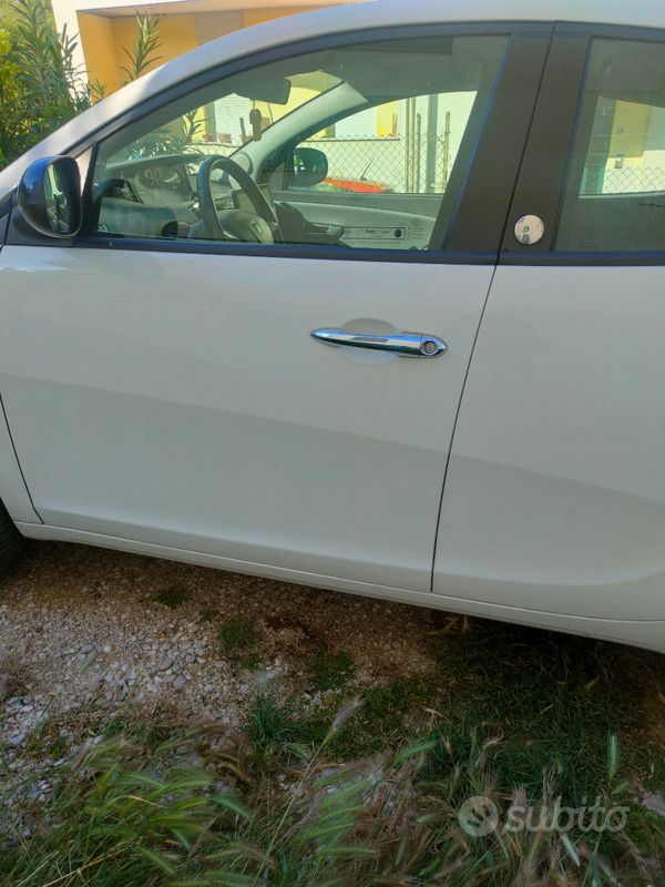 Usata Lancia Ypsilon 80 CV (58 kW) 2015 Bianco Utilitaria