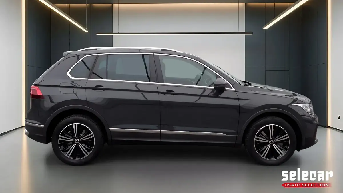 Usata VW Tiguan Elegance 150 CV (110 kW) 2023 Grigio urano SUV
