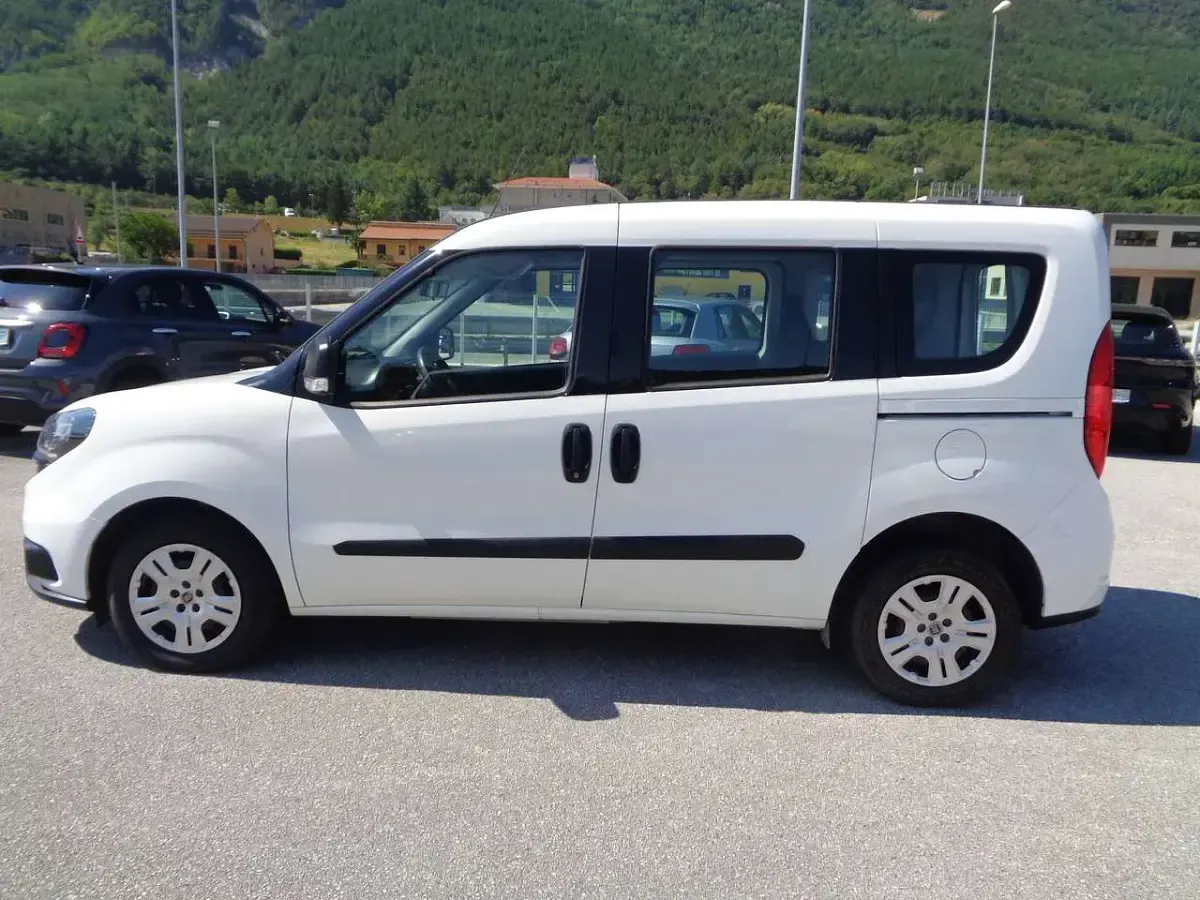 Usata Fiat Doblò Lounge 105 CV (77 kW) 2022 Bianco Monovolume