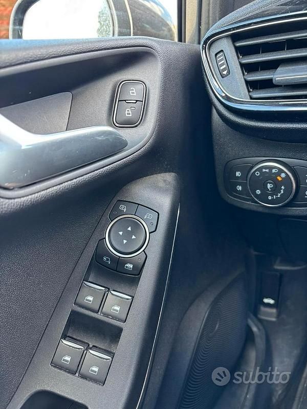 Usata Ford Fiesta Titanium 95 CV (69 kW) 2020 Grigio Utilitaria