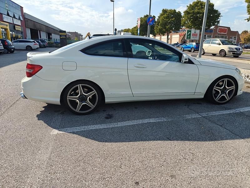 Usata Mercedes C220 AMG 170 CV (125 kW) 2011 Bianco Coupé