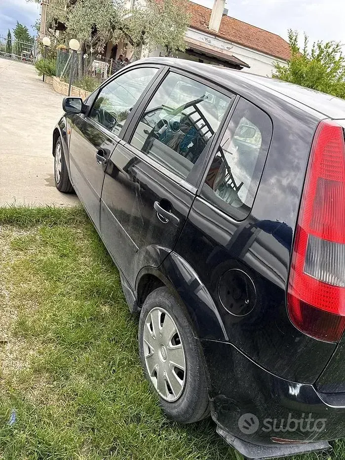 Usata Ford Fiesta 75 CV (55 kW) 2004 Nero Utilitaria