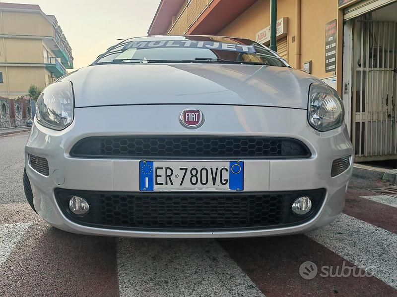 Grigio Usata 2013 Fiat Grande Punto Lounge Due volumi | 3000 € (Ottimo prezzo) - Immagine 1/4