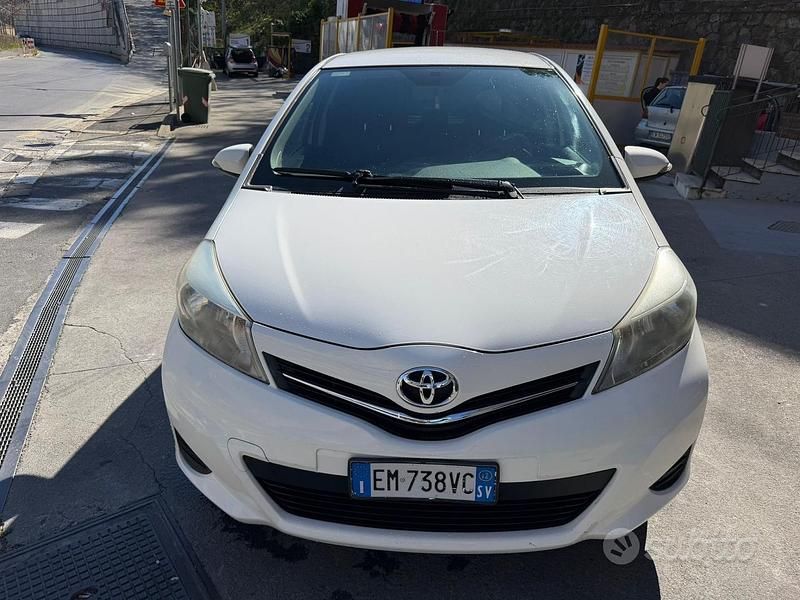 Usata Toyota Yaris Style 90 CV (66 kW) 2012 Bianco Utilitaria