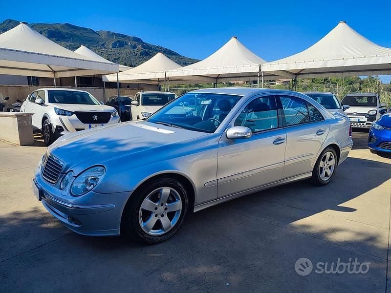 Usata Mercedes E270 Avantgarde 176 CV (129 kW) 2003 Grigio Berlina