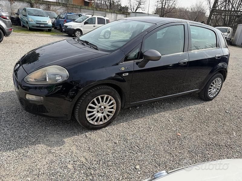 Usata Fiat Punto Lounge 69 CV (50 kW) 2015 Nero Utilitaria
