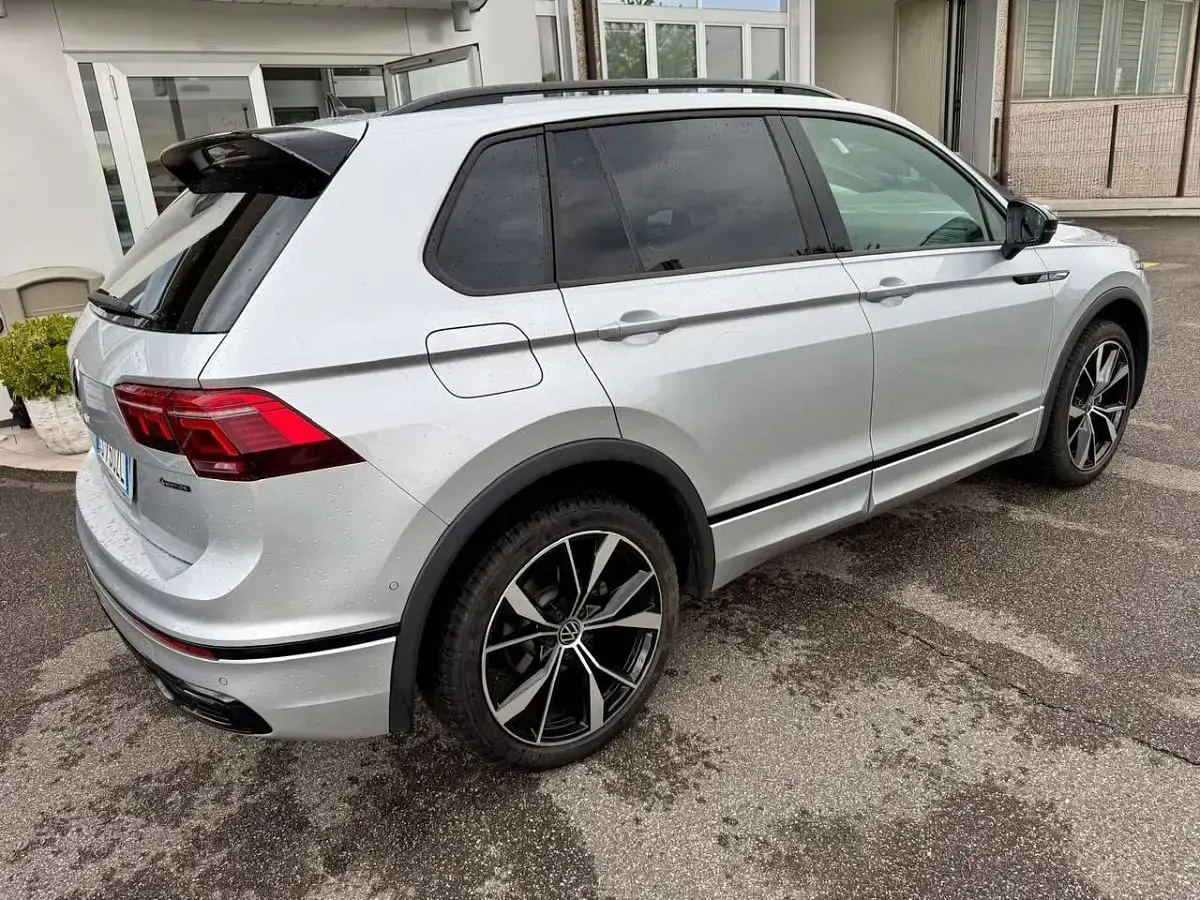 Usata VW Tiguan R-line 200 CV (147 kW) 2024 Argento SUV
