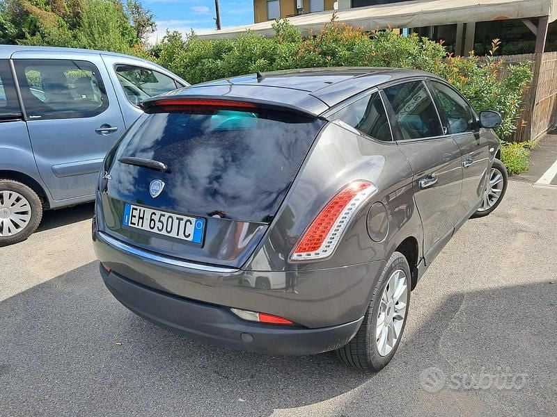 Usata Lancia Delta 130 CV (95 kW) 2011 Grigio Utilitaria