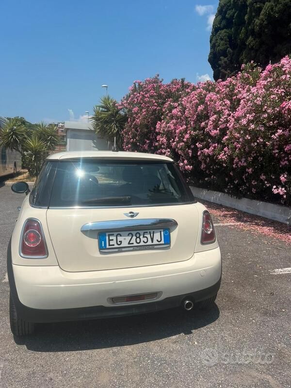 Begagnad Mini ONE 75 HK (55 kW) 2011 Vit Halvkombi