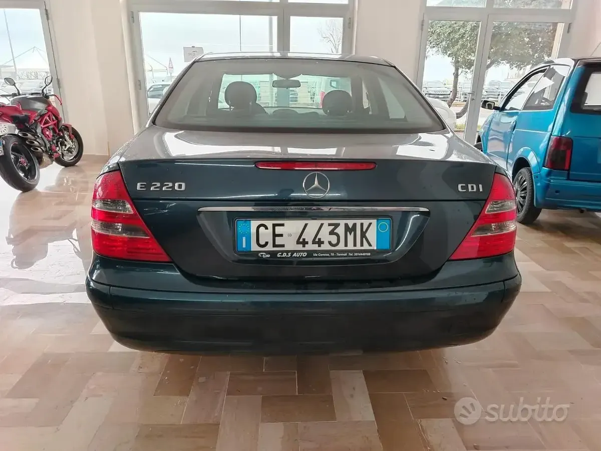 Usata Mercedes E220 Avantgarde 150 CV (110 kW) 2003 Blu Berlina