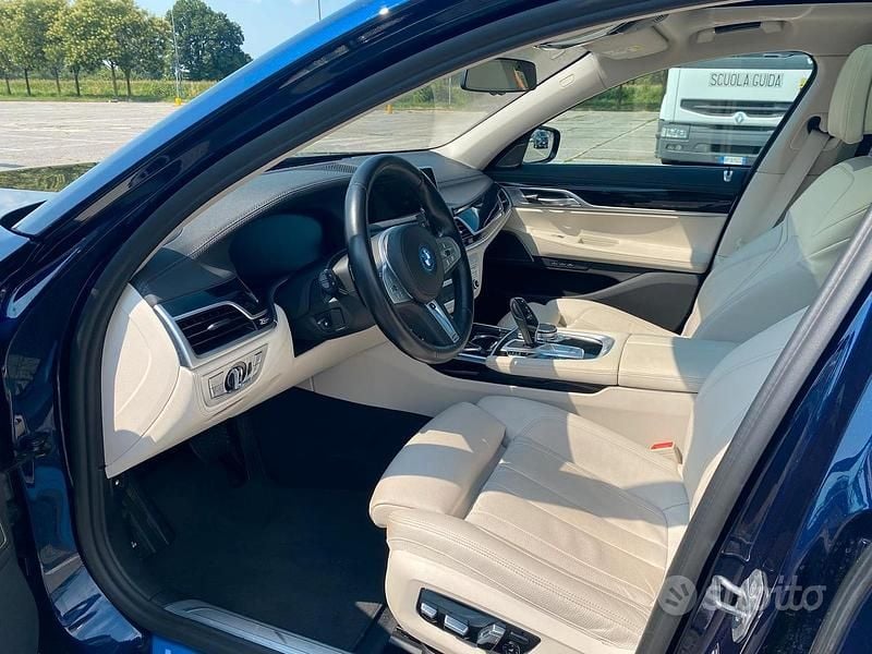Usata BMW 745e Luxury Line 395 CV (290 kW) 2022 Blu Berlina