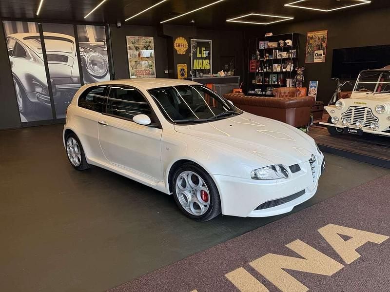 Usata Alfa Romeo 147 GTA 252 CV (185 kW) 2004 Bianco nuvola Utilitaria