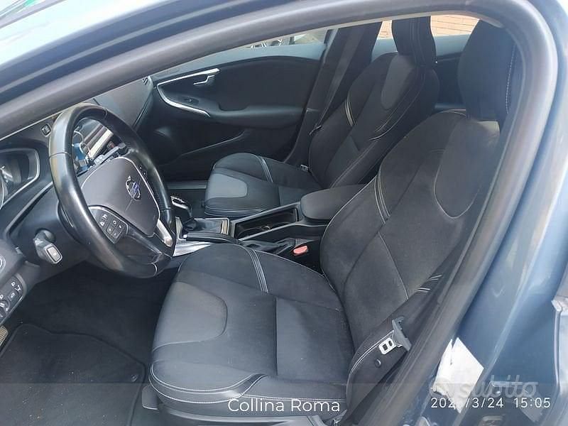 Usata Volvo V40 Momentum 116 CV (85 kW) 2014 Blu Berlina