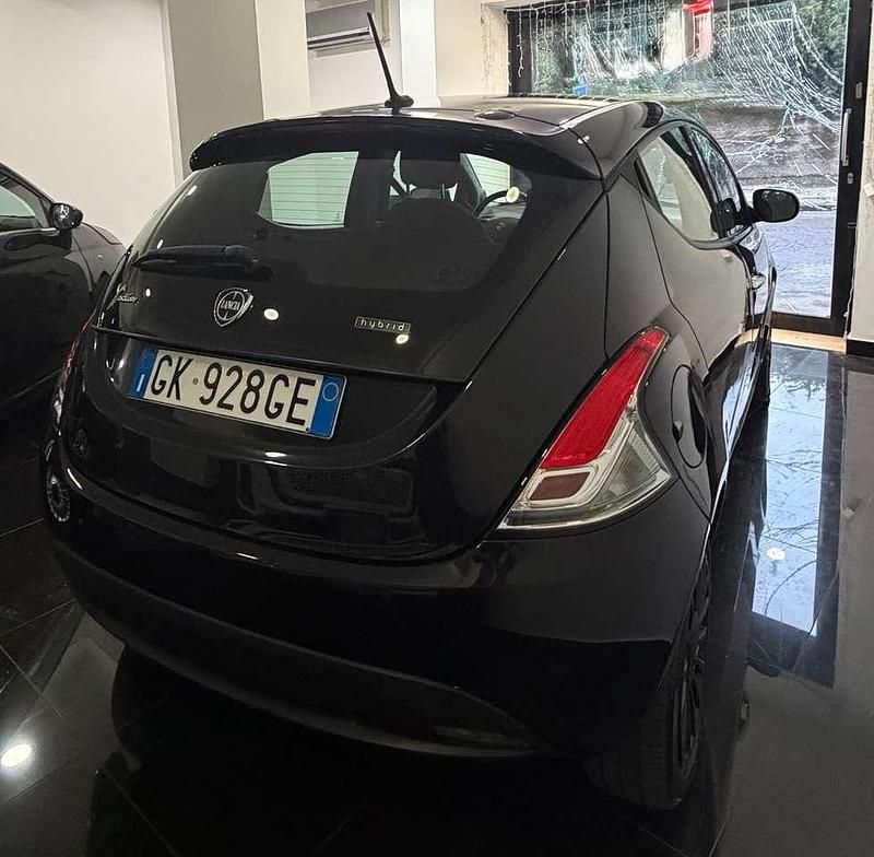 Käytetty Lancia Ypsilon Gold 69 HP (50 kW) 2022 Musta Viistoperä