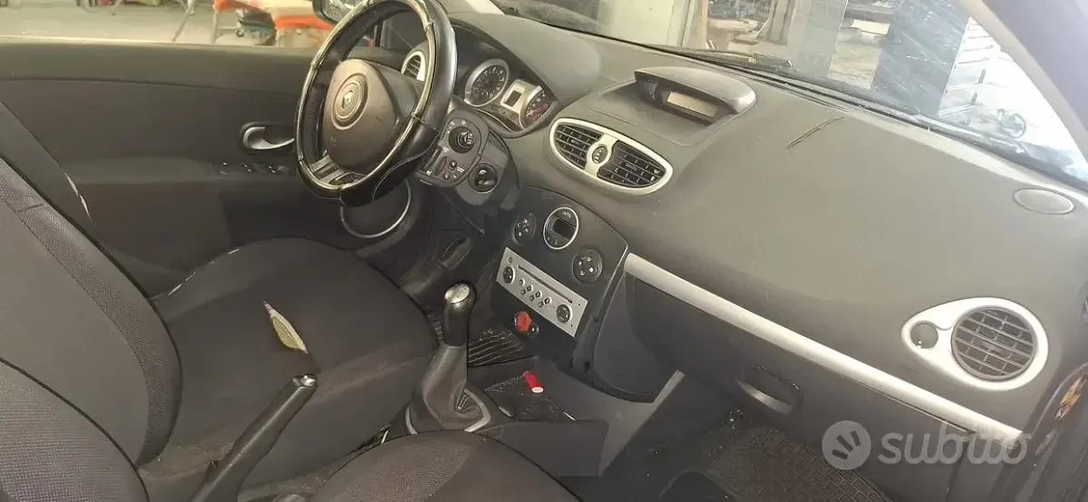 Usata Renault Clio II Dynamique 98 CV (72 kW) 2006 Berlina