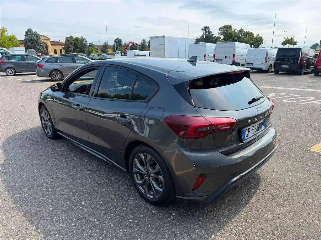 Usata Ford Focus ST-Line 125 CV (91 kW) 2023 Magnetic grey (metallizzato) Berlina