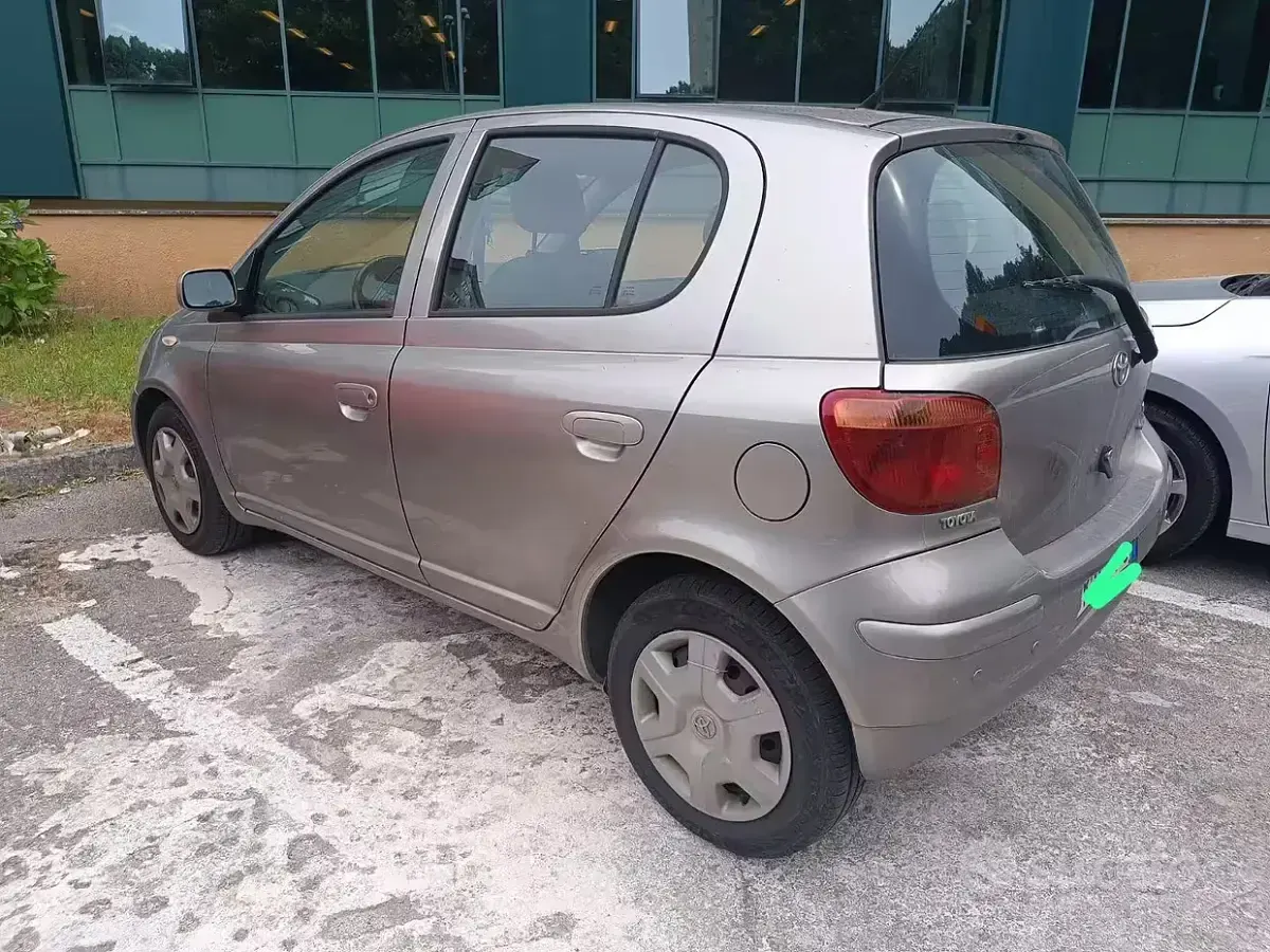 Usata Toyota Yaris 65 CV (47 kW) 2004 Grigio Berlina
