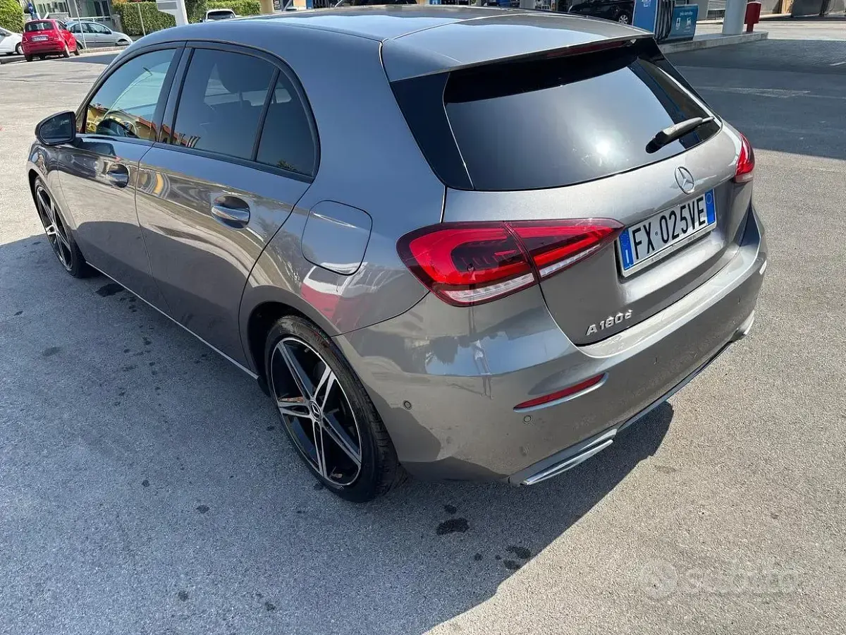 Usata Mercedes A180 116 CV (85 kW) 2019 Grigio Berlina