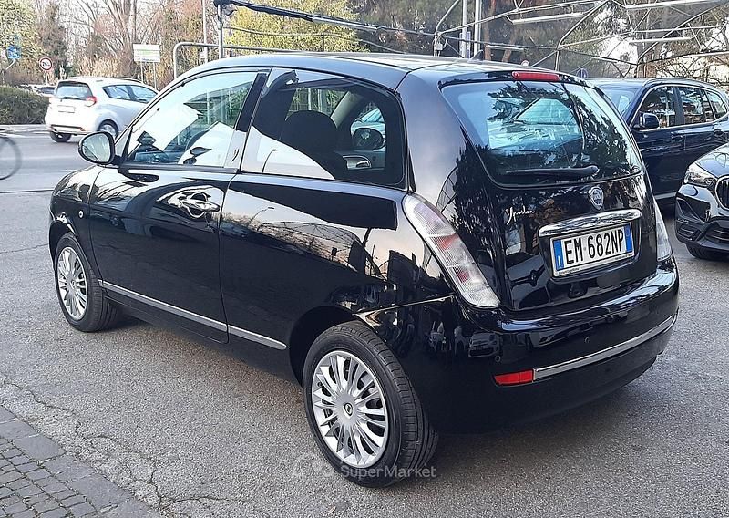 Begagnad Lancia Ypsilon 69 HK (50 kW) 2012 Svart Halvkombi