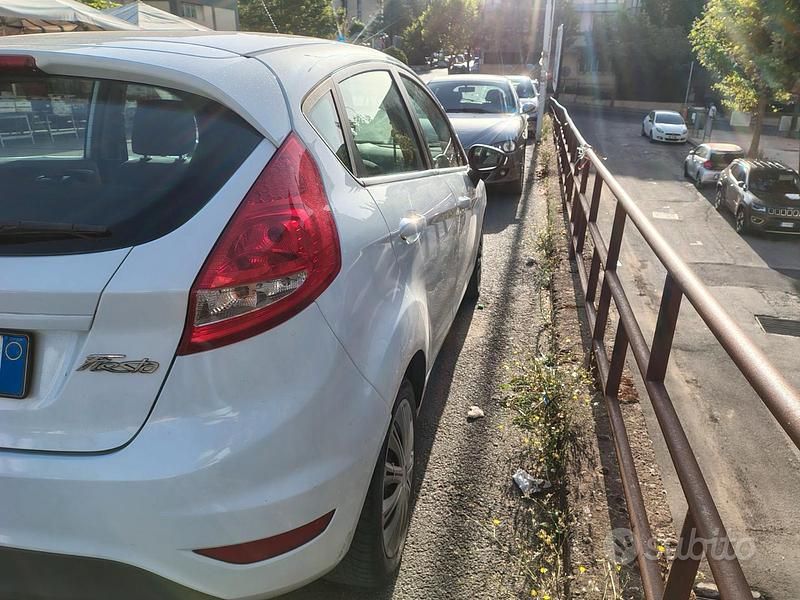 Usata Ford Fiesta 68 CV (50 kW) 2011 Bianco Utilitaria