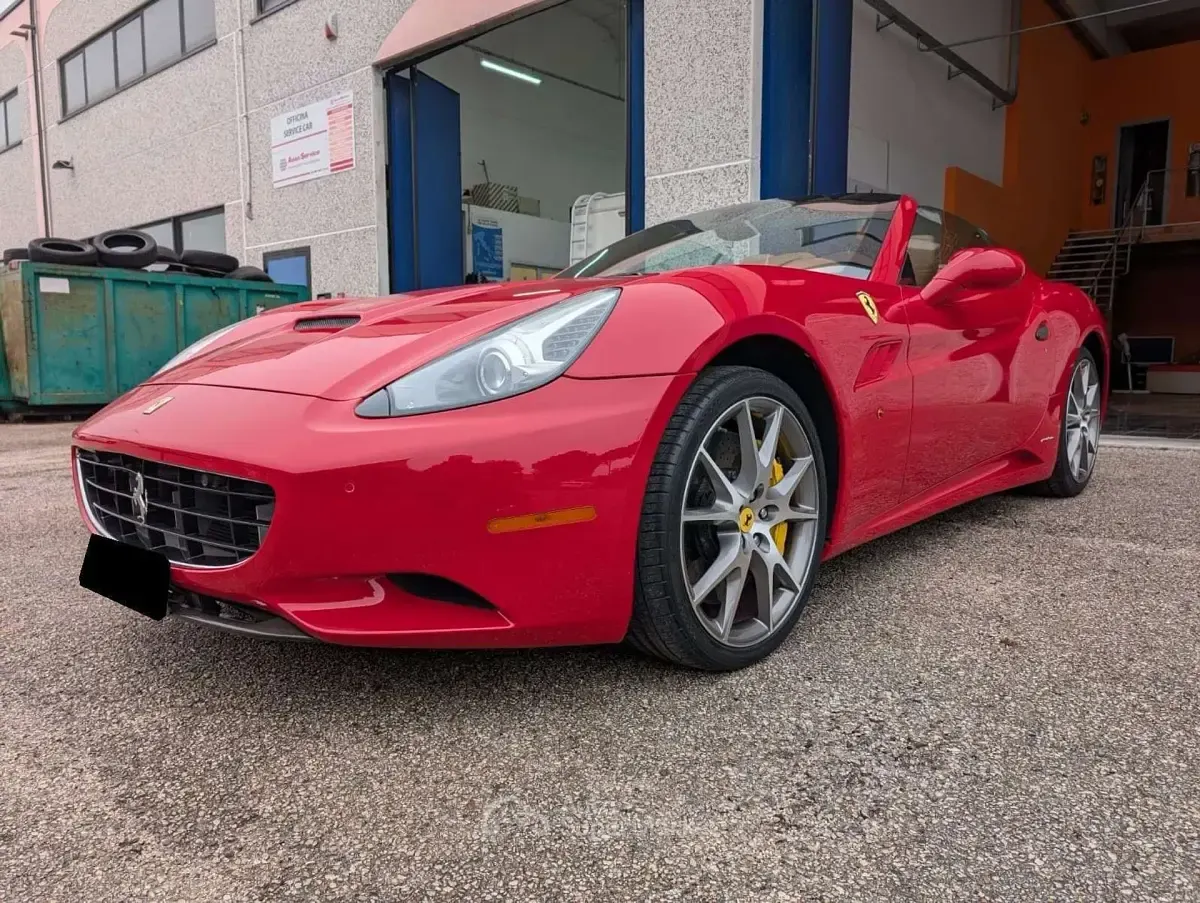 Usata Ferrari California 489 CV (359 kW) 2012 Rosso Cabrio