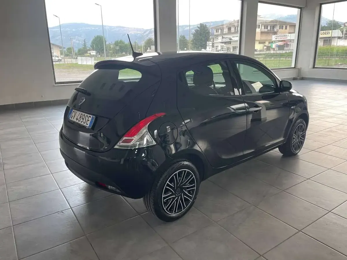 Usata Lancia Ypsilon Silver 69 CV (50 kW) 2024 Nero Utilitaria