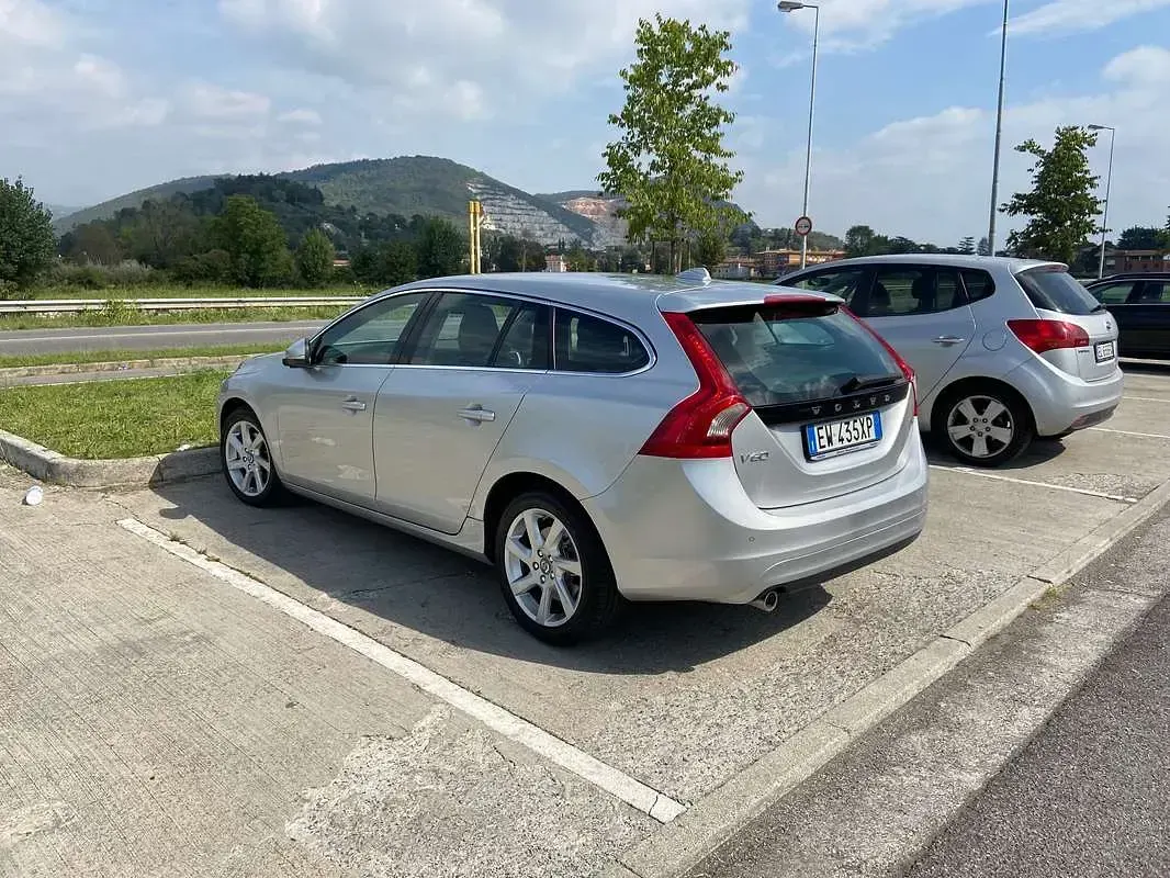 Usata Volvo V60 Momentum 136 CV (100 kW) 2014 Argento Station wagon